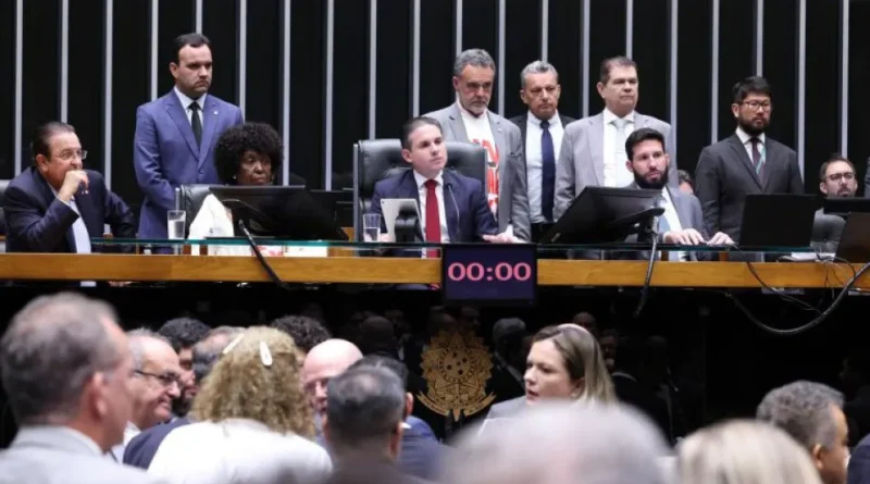 Câmara aprova anistia para caminhoneiros que bloquearam estradas após derrota de Bolsonaro