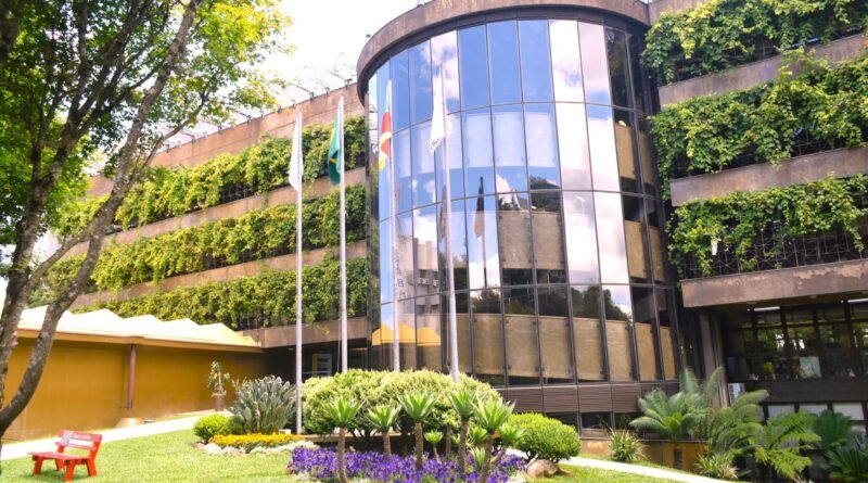 Câmara de Caxias lança licitação para modernização dos gabinetes parlamentares