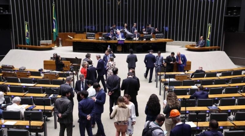 Câmara destina semana para discutir projeto do governo sobre o fim da 6x1