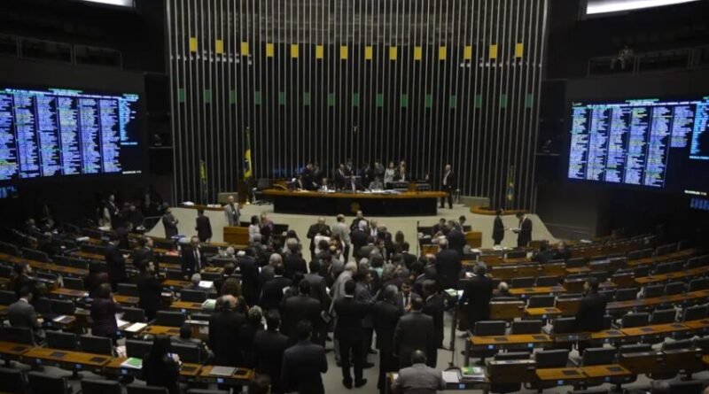 Câmara realiza votação de projeto que diminui impostos sobre combustíveis