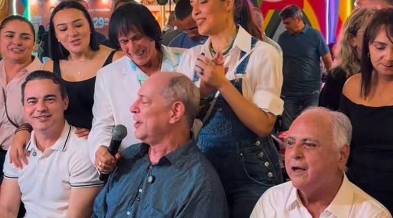Ciro Gomes interpreta canção de Roberto Carlos durante o São João de Maracanaú
