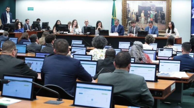 Comissão da Câmara deve votar PEC que reduz maioridade penal para 16 anos nesta terça-feira