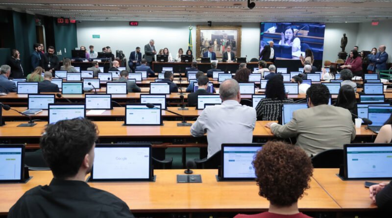 Comissão de Constituição e Justiça da Câmara aprova PEC que propõe redução da maioridade penal para 16 anos