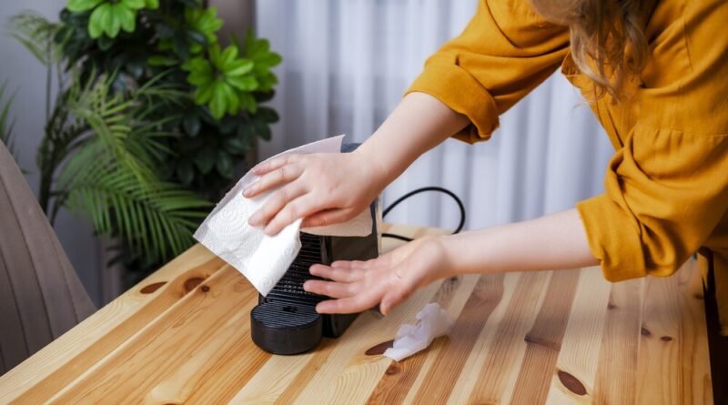 Como higienizar sua cafeteira de cápsula e prevenir larvas no café