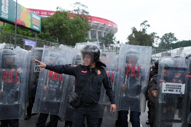 Conflito Explosivo: Polícia e Manifestantes Colidem Durante a Copa do Mundo no México