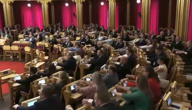 Congresso da Noruega faz remada Viking e contagia torcida na Copa; VÍDEO