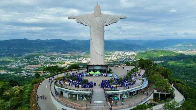 Cristo Protetor realiza missa e exibe tapetes coloridos em celebração de Corpus Christi em Encantado, no Vale do Taquari