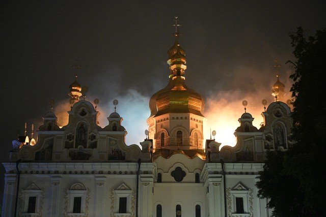 Devastação em Kyiv: Ataque Russo a Mosteiro Histórico Deixa Mortos e Ucrânia Responde com Bombardeios na Crimeia