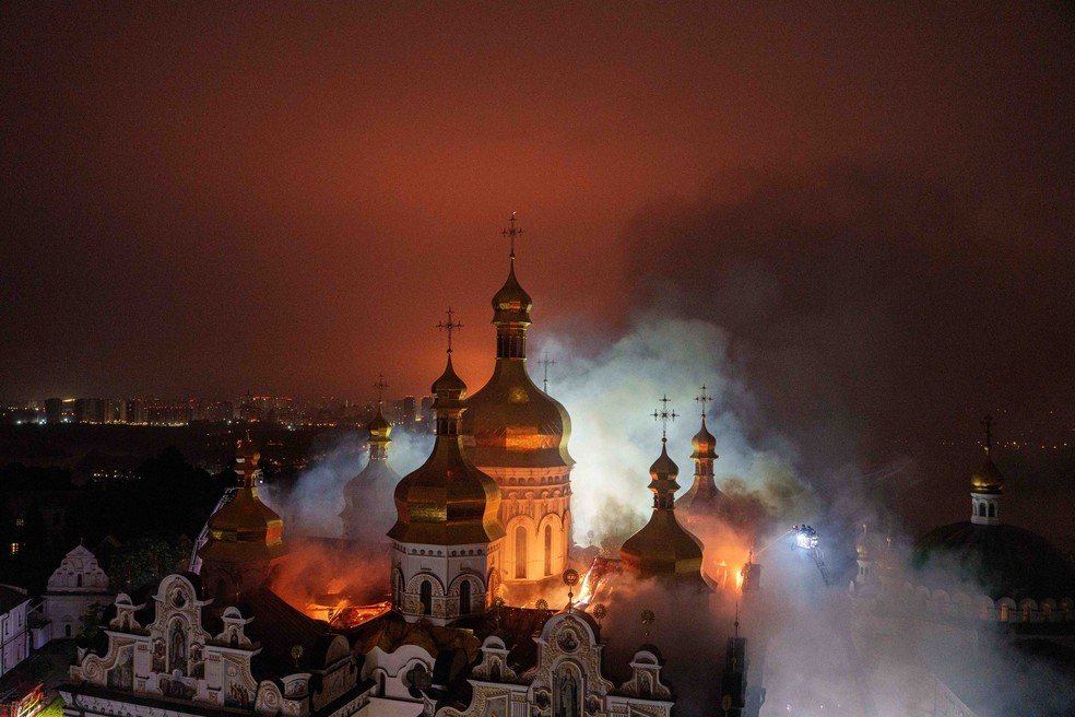 Socorristas tentam apagar um incêndio na Catedral da Dormição do milenar Mosteiro das Cavernas.