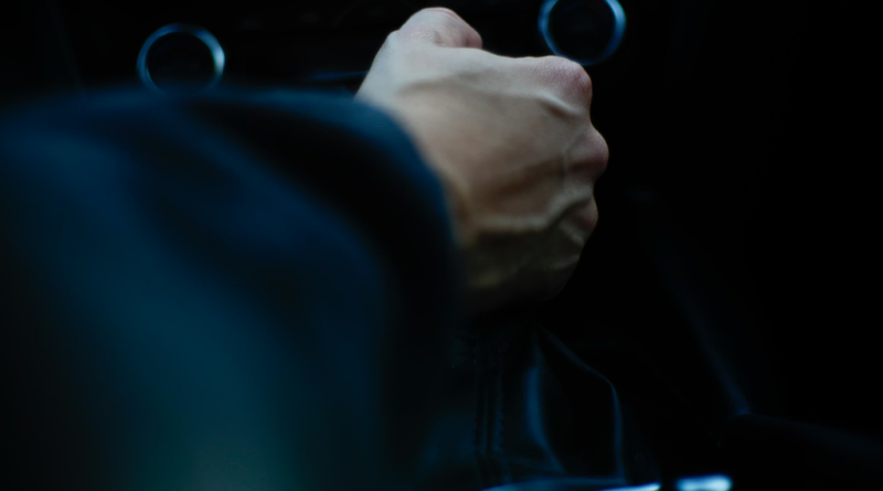 Direção com uma mão no volante: o que a legislação diz sobre o assunto