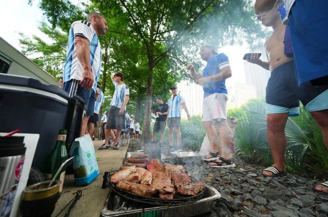 Disputa entre argentinos e texanos sobre quem faz a melhor carne é reacendida durante a Copa