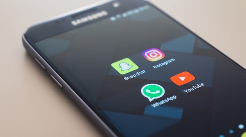 Emirados Árabes Unidos adotam proibição de redes sociais para menores de 15 anos, sendo o primeiro país árabe a implementar a medida