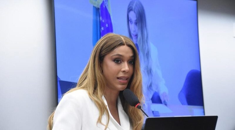 Erika Hilton sugere utilização do FGTS para financiar reprodução assistida