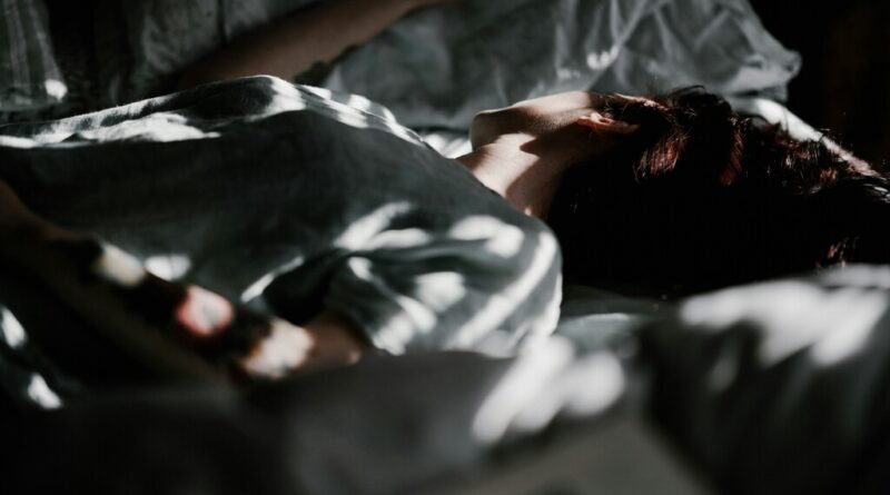 Estudo revela que não há horário ideal para dormir, sendo melhor ir para a cama quando o corpo sinaliza cansaço