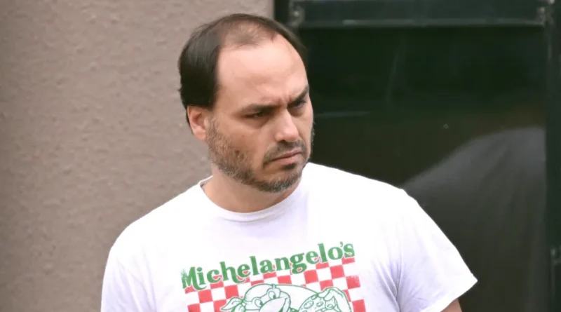 Ex-chefe de gabinete de Carlos Bolsonaro é processado por rachadinha no gabinete do ex-vereador