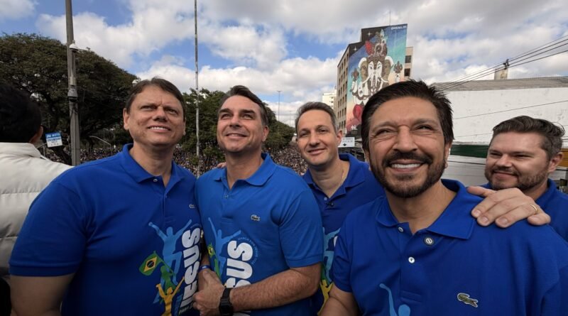 Flávio Bolsonaro afirma que Brasil e mundo enfrentam uma intensa guerra espiritual durante a Marcha para Jesus