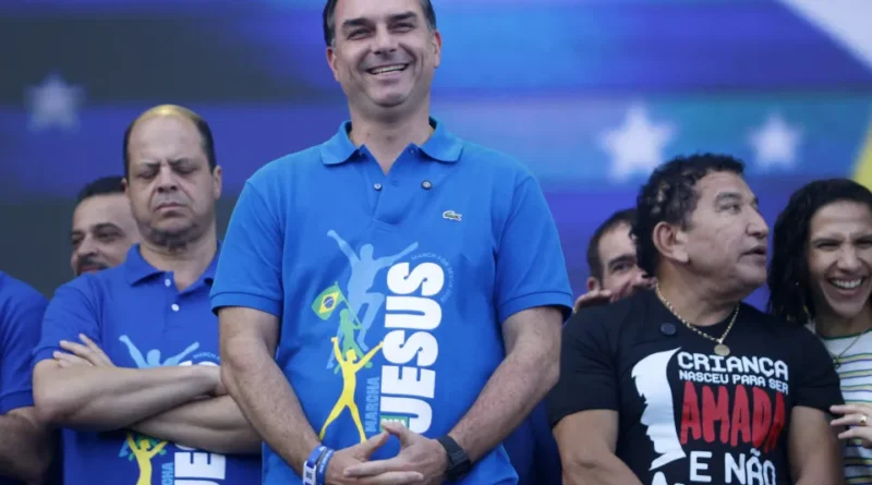 Flávio Bolsonaro afirma que seu vice será uma mulher preparada