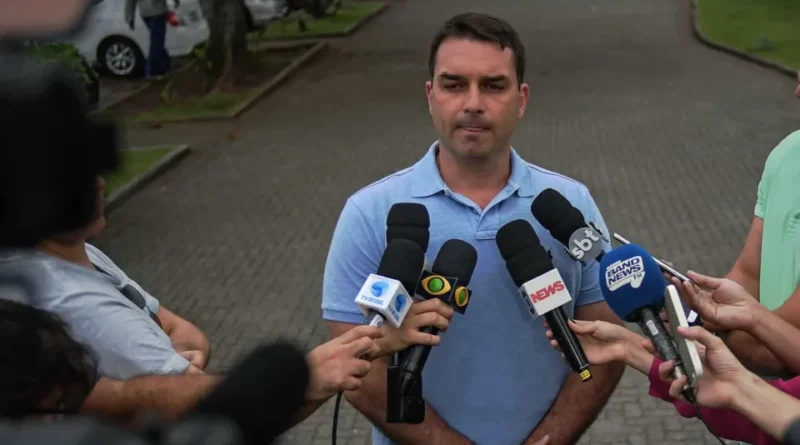 Flávio Bolsonaro critica STF e exige segurança jurídica para reformas