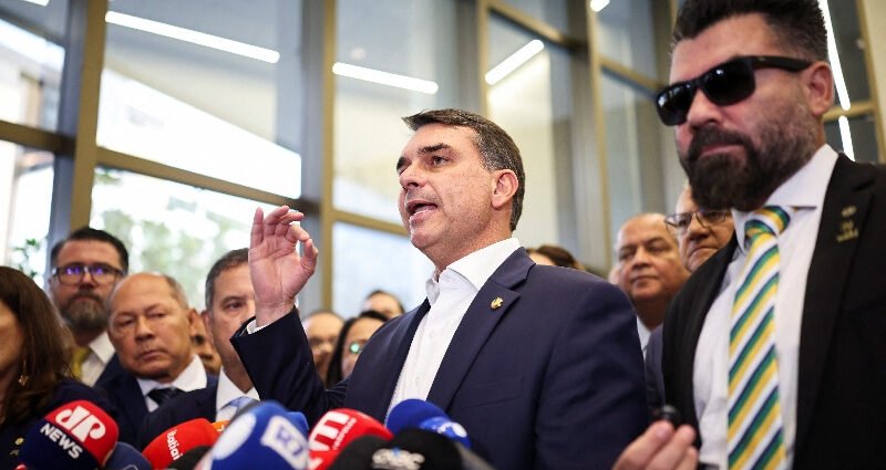 Flávio Bolsonaro protocola notícia-crime no STF contra Lula por ameaça e incitação ao crime