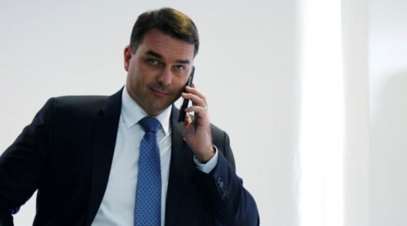 Flávio Bolsonaro solicita ao STF que declare Alexandre de Moraes suspeito para julgar o caso Master