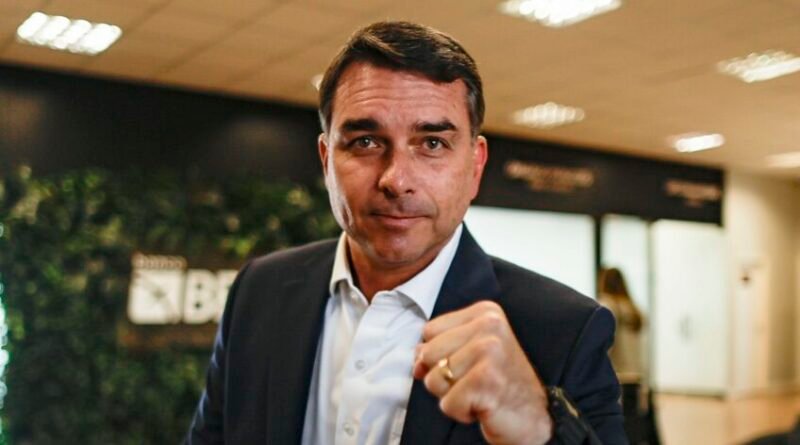 Flávio celebra triunfo de De la Espriella nas eleições colombianas