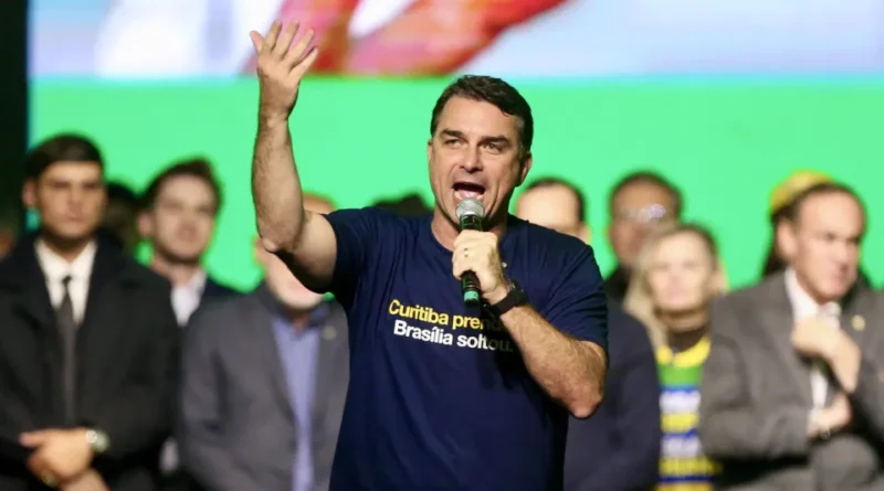 Flávio defende Bolsa Família, programa de Lula, e critica preconceito contra beneficiados