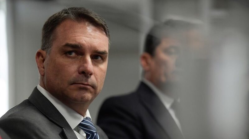 Flávio se manifesta sobre ação contra ONG e descarta fim eleitoreiro