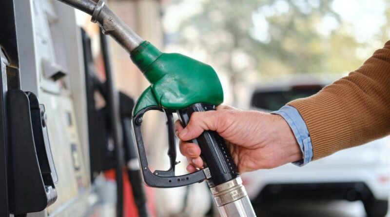 Governo planeja encerrar subsídios a combustíveis com estabilização do petróleo em torno de US$ 80, afirma Ceron