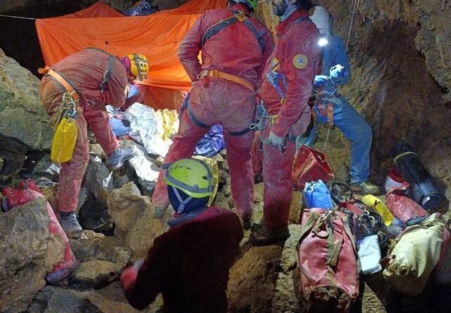 Herói Italiano Resgatado em Megaoperação a 120 Metros de Profundidade com 53 Bravo envolvidos