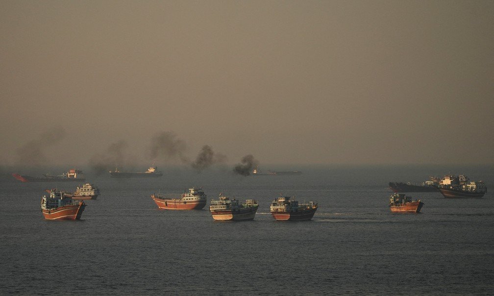 Embarcações no Estreito de Ormuz , vistas de Musandam, Omã, 15 de junho de 2026