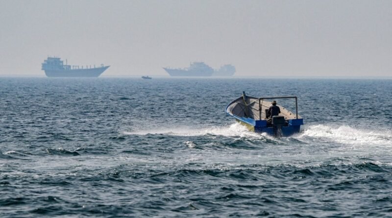 Irã impõe novas regras para navios e reduz fluxo no estreito de Ormuz um dia após a retomada do tráfego