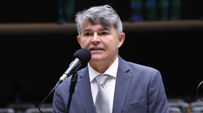 José Medeiros sugere financiamento federal para defesa de policiais