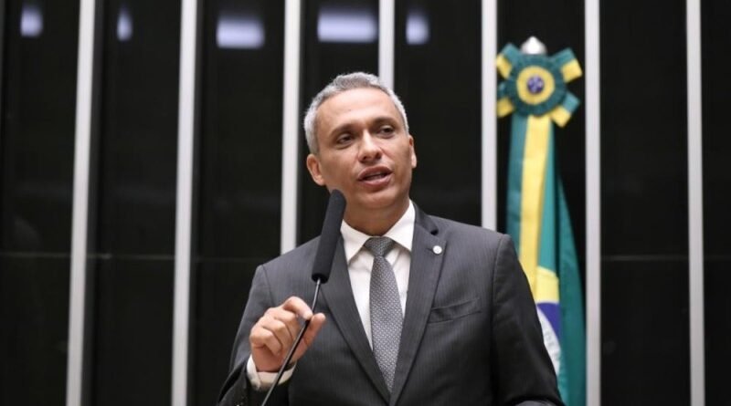 Justiça sentencia Gustavo Gayer por vincular PT à facada de Bolsonaro