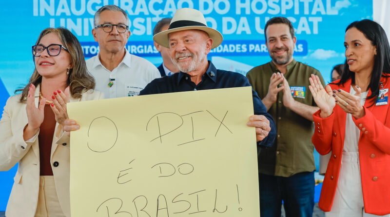 Lula aguarda ligação de Trump enquanto presidente dos EUA compartilha foto com Flávio Bolsonaro e o chama de 'jovem inteligente'