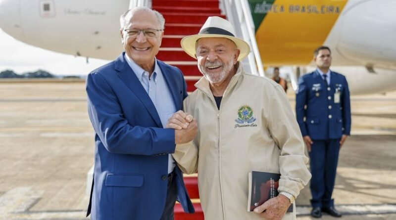 Lula chega à França para participar do G7
