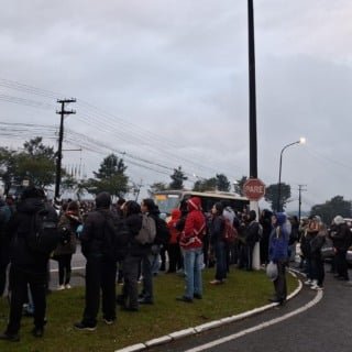 Metalúrgicos realizam assembleia em frente à Marcopolo em Caxias do Sul