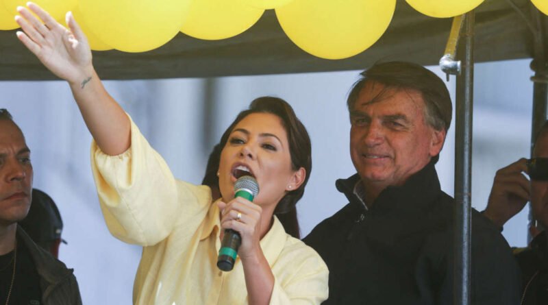 Michelle questiona candidatura ao Senado e afirma que apoiará Flávio Bolsonaro no momento adequado