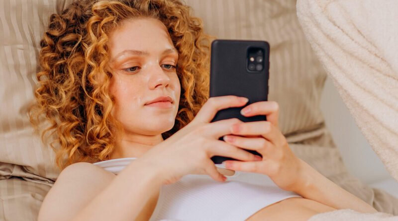Microinfidelidades na internet: curtidas, emojis e conversas com ex-parceiros em pauta