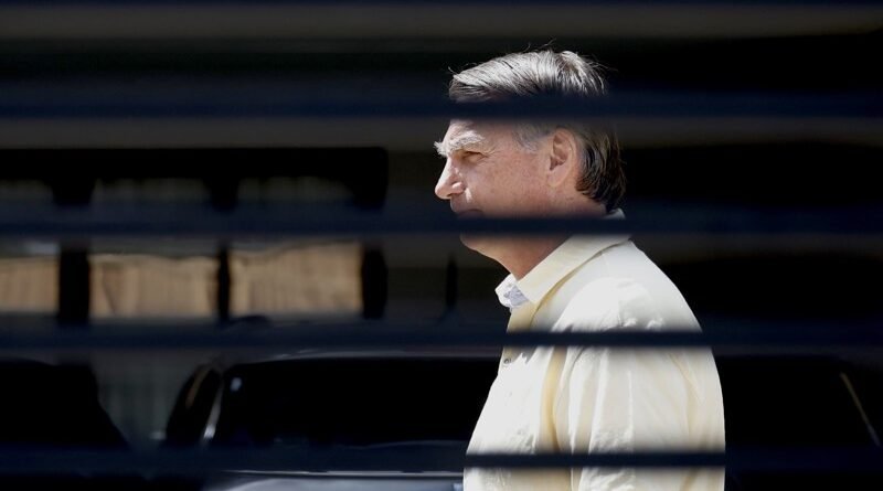 Moraes permite que Bolsonaro preste depoimento sobre arma apreendida