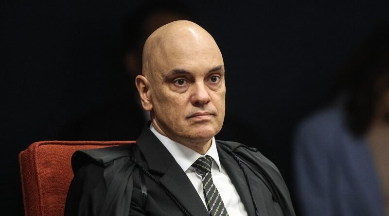 Moraes solicita esclarecimentos sobre apreensão de arma de Bolsonaro em blitz