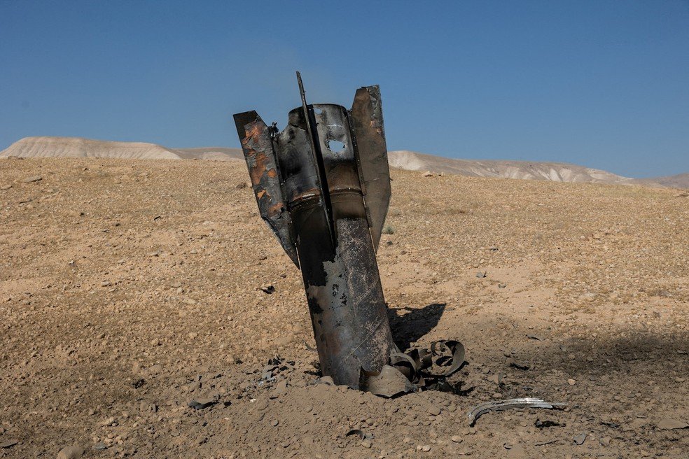 Parte de um míssil sobressai do solo, após ataques vindos do Irã, na região central da Cisjordânia ocupada por Israel, em 8 de junho de 2026.