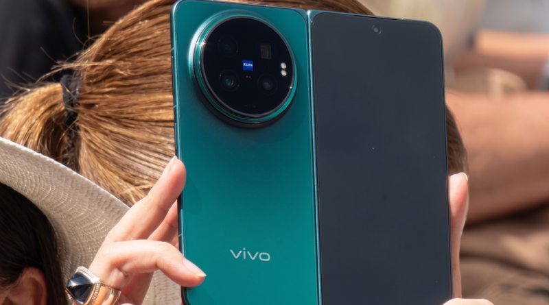Novo celular dobrável permite exibição de até cinco aplicativos simultaneamente