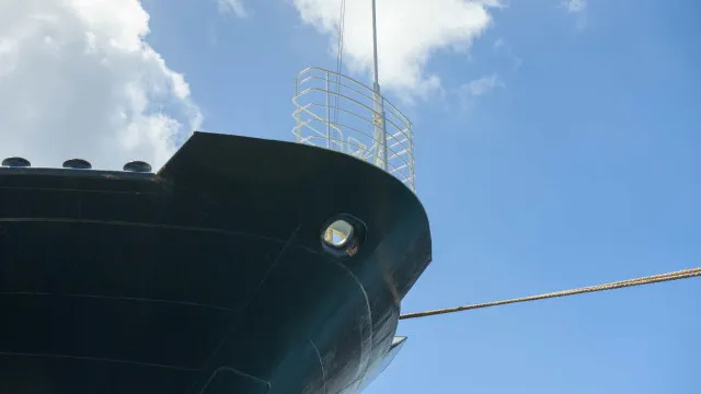 Petroleiro é atacado no Estreito de Ormuz durante conflitos entre Irã e EUA