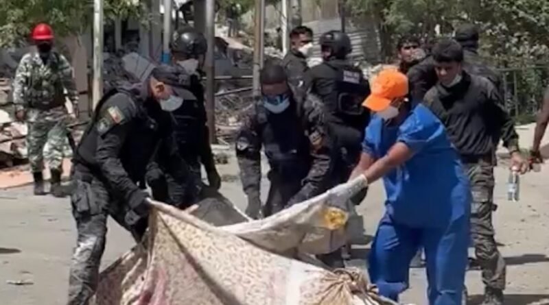 Policiais aplicam cal em corpos de vítimas de terremoto na Venezuela