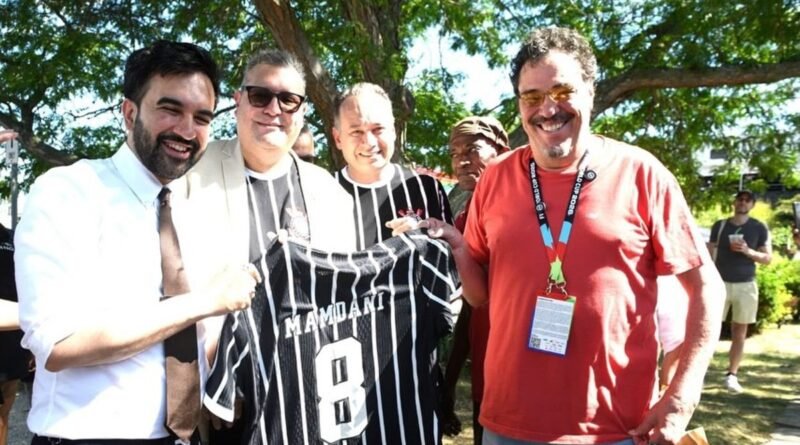 Prefeito de Nova York é presenteado com camisa do Corinthians após elogiar Sócrates