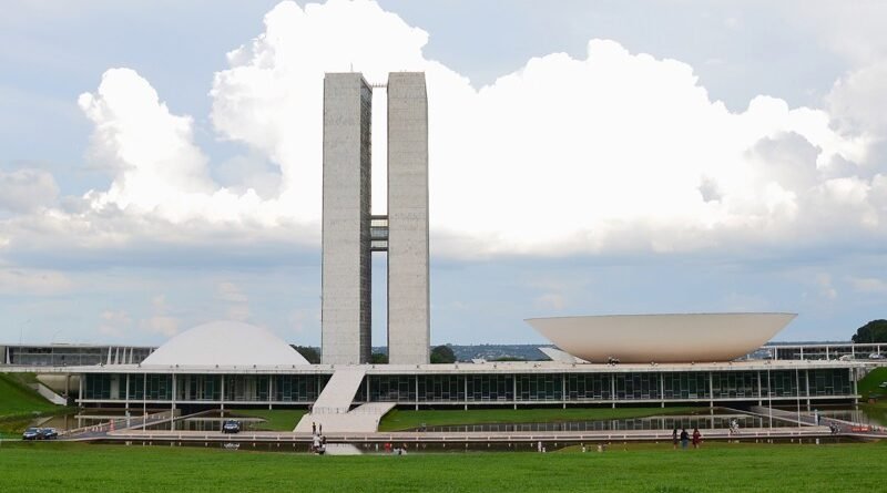 Redução da maioridade é debatida como questão constitucional ou reação simbólica