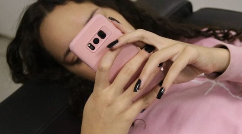 Reino Unido exige que grandes empresas de tecnologia protejam crianças de conteúdos de nudez