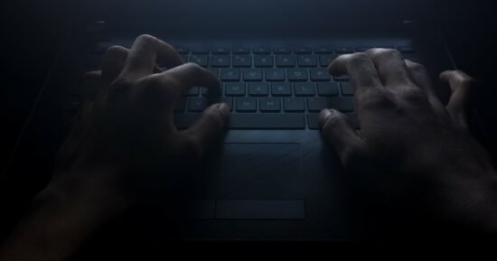 Reino Unido lança ferramenta de inteligência artificial para ajudar consumidores a identificar golpes online