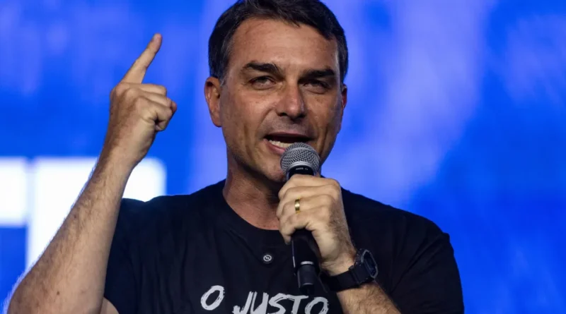 Rejeição a Flávio Bolsonaro atinge 56%, segundo Genial/Quaest
