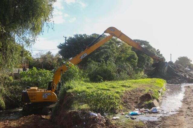 Resíduos retirados por dragagem nos arroios de Porto Alegre alcançam volume equivalente a 21 piscinas olímpicas em seis meses